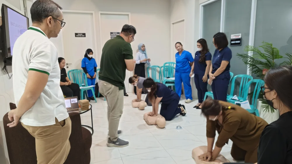 First Medic instructor conducting Basic Life Support (BLS) training for LAFKESPRI clinic staff at Nerisa Clinic in Jimbaran, Bali